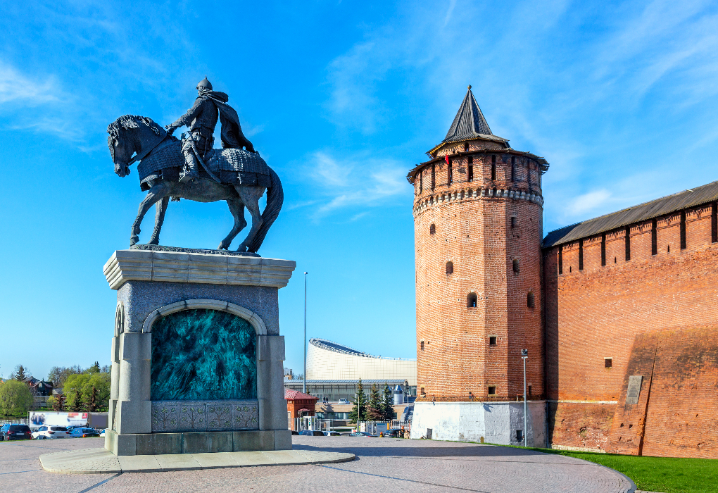 Памятник Дмитрию Донскому в Коломне. Зарайский Кремль памятник Дмитрию Донскому. Памятник Дмитрию Донскому в Нижнем Новгороде.