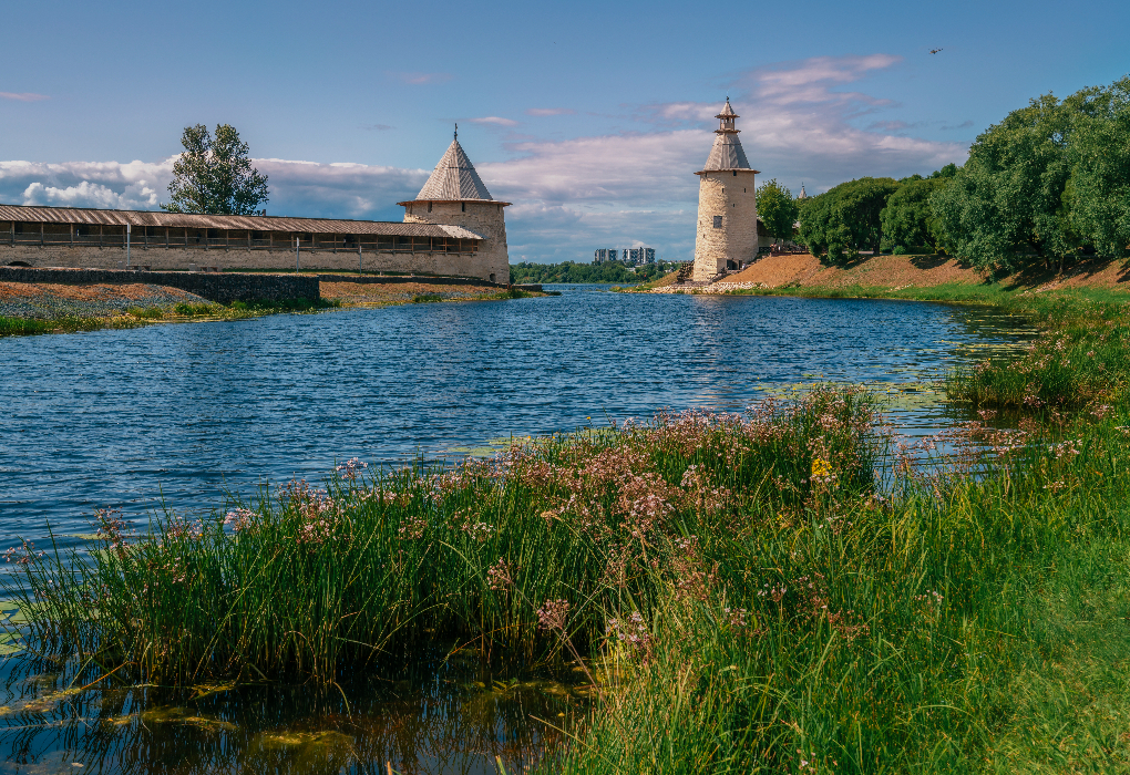 Псков экскурсия пушкинские. Псков экскурсии по городу. Псков прогулка. Псков лето.