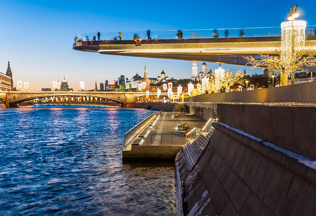 Причал зарядье москва москворецкая набережная отзывы. Москва парящий мост Зарядье. Китай город парящий мост. Москворецкая набережная Москва. Плавучий мост Москва.